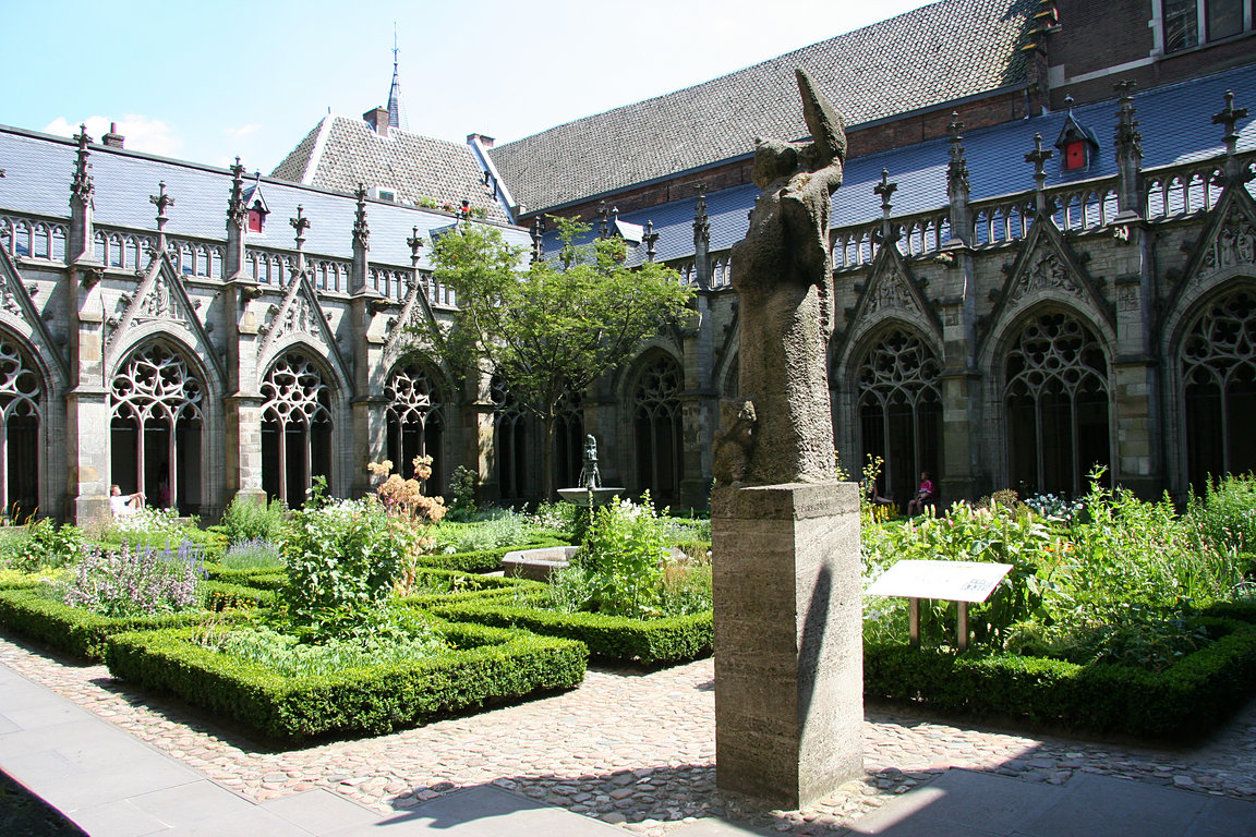 Utrecht, Domkerk - cloister garden