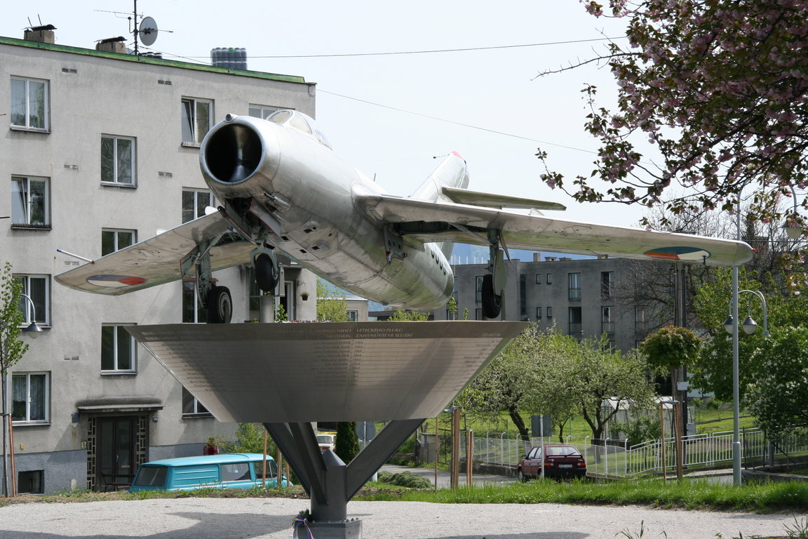 Mig-15 na pamtnku v Pboru -- Mig-15 at memorial at Pbor