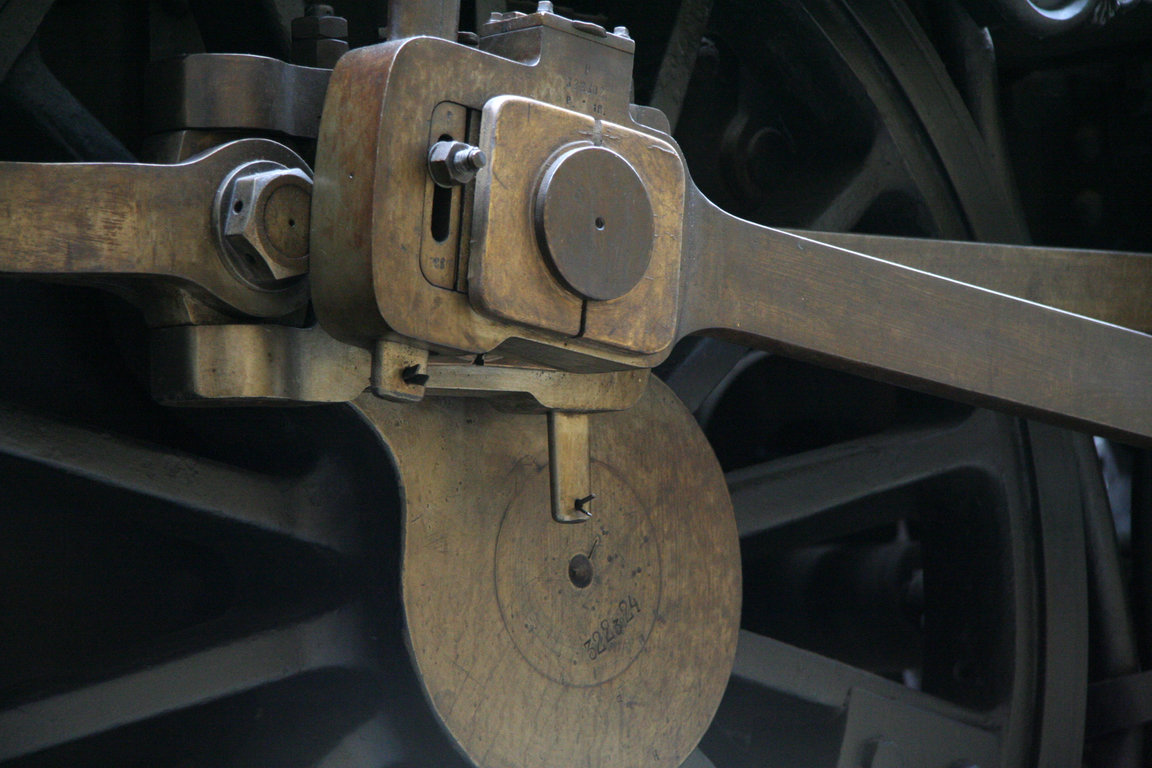 Ojnice nápravy parní lokomotivy, Národní technické muzeum, Praha -- Piston-rod of steam locomotive, taken in National Technical Museum, Prague