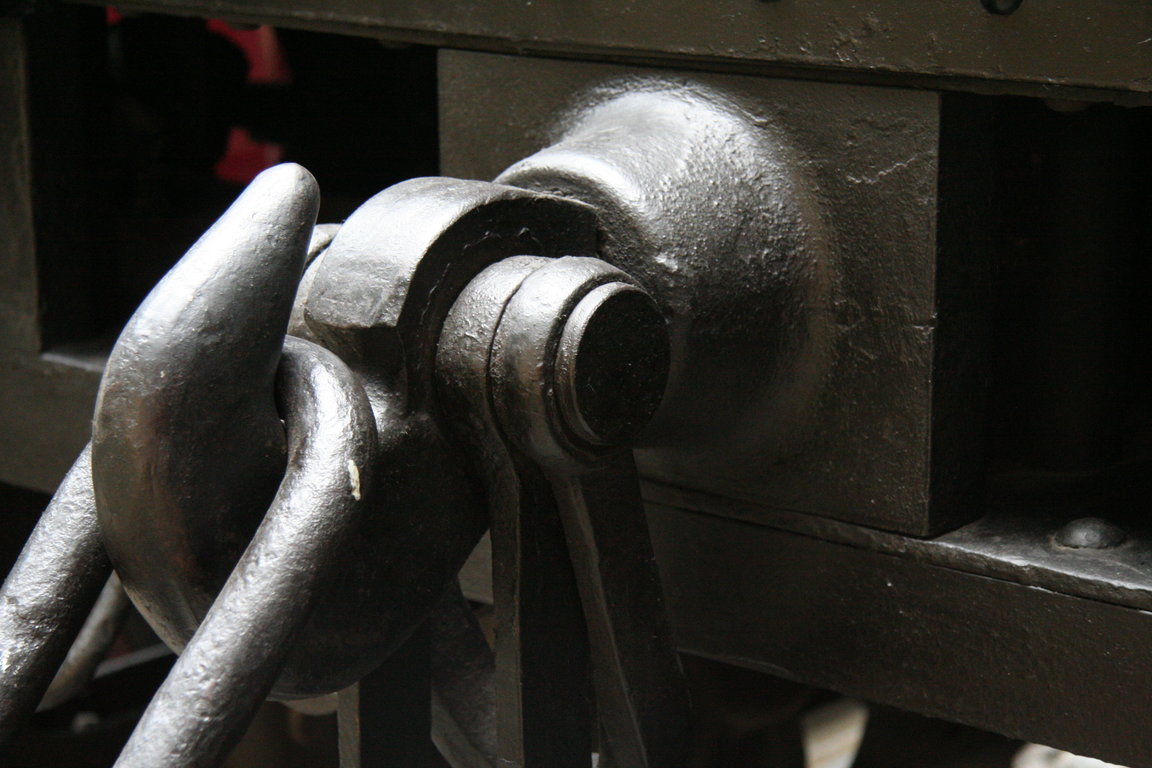 Hák spřáhla parní lokomotivy, Národní technické muzeum, Praha -- Coupling hook on a locomotive, taken in National Technical Museum, Prague