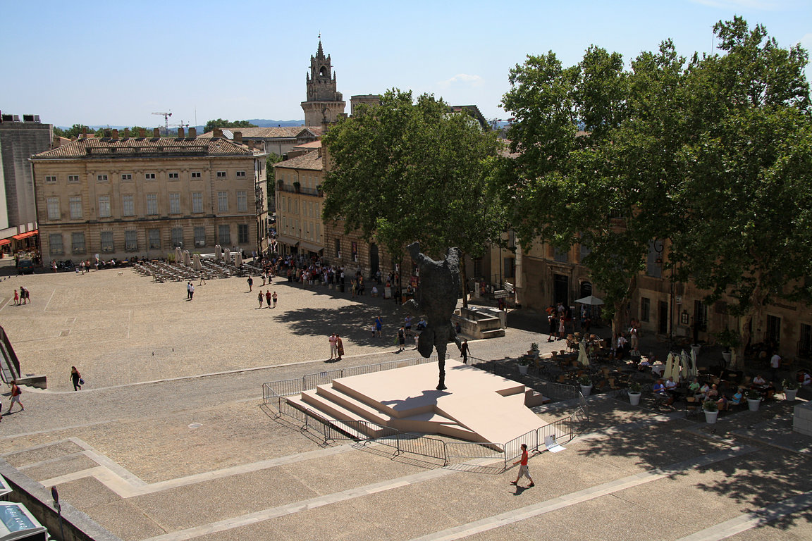 Avignon - nmst ped papeskm palcem, ten slon je soust njak vstavy modernho umn, kter okupuje i nkter sly palce